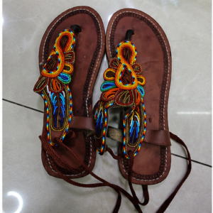 Sandales en cuir décorées de perles